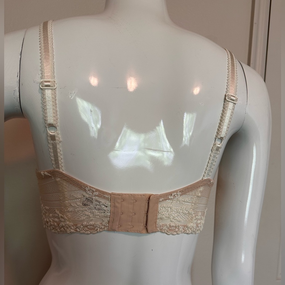 Wacoal Cream Lace Underwire Bra with Scalloped Edges - Picture 5 of 10
